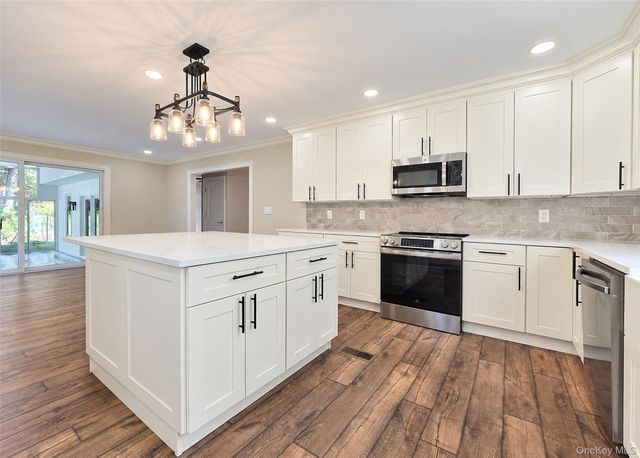 19 Victoria Lane, Manorville, NY 11949