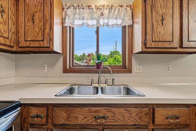 907 California Avenue W, Saint Paul, MN 55117
