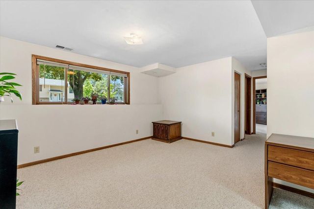 907 California Avenue W, Saint Paul, MN 55117
