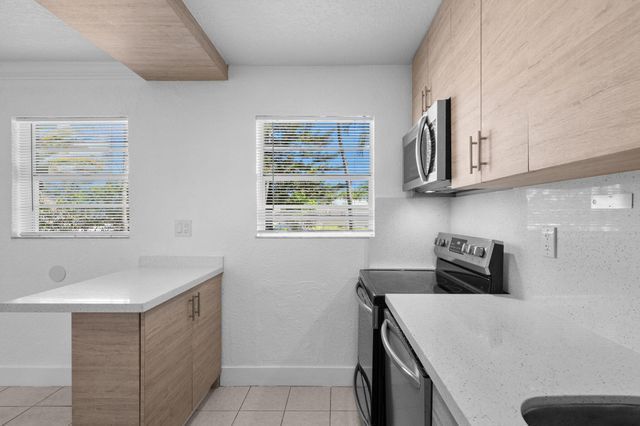 110 SE 2nd Street 103, Hallandale Beach, FL 33009