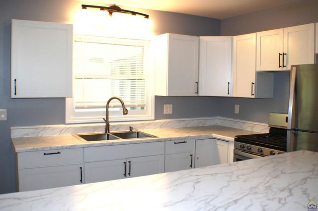 3371 SW Kirklawn AVE, Topeka, KS 66611