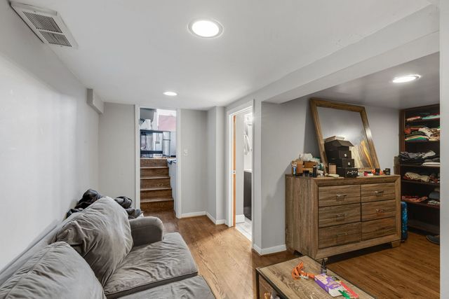 3020 N CLYBOURN Avenue, Chicago, IL 60618