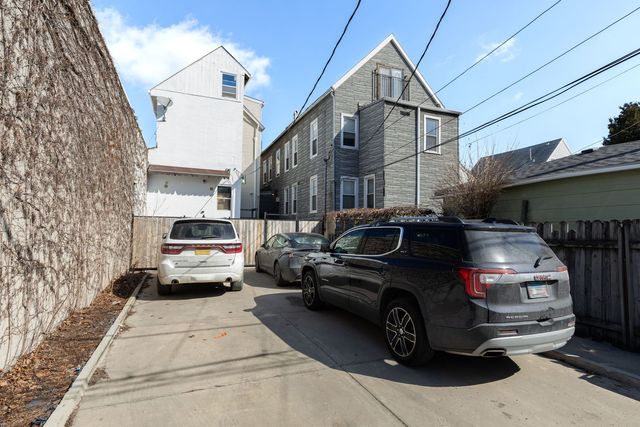 3020 N CLYBOURN Avenue, Chicago, IL 60618