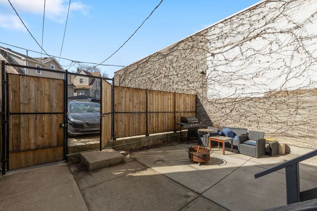 3020 N CLYBOURN Avenue, Chicago, IL 60618