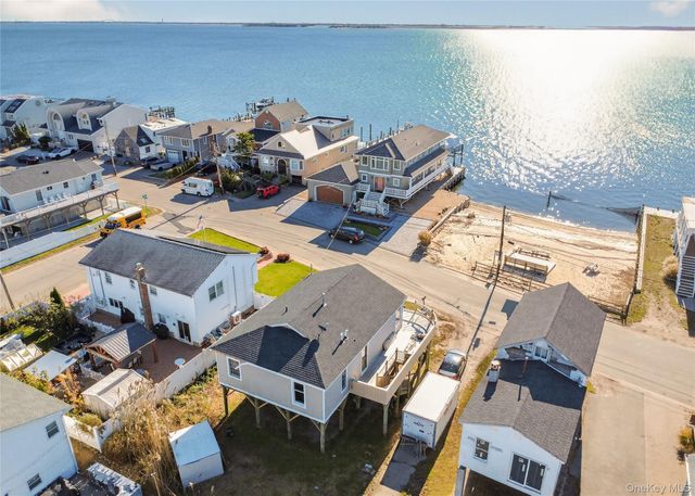 88 Bayview Avenue W, Lindenhurst, NY 11757