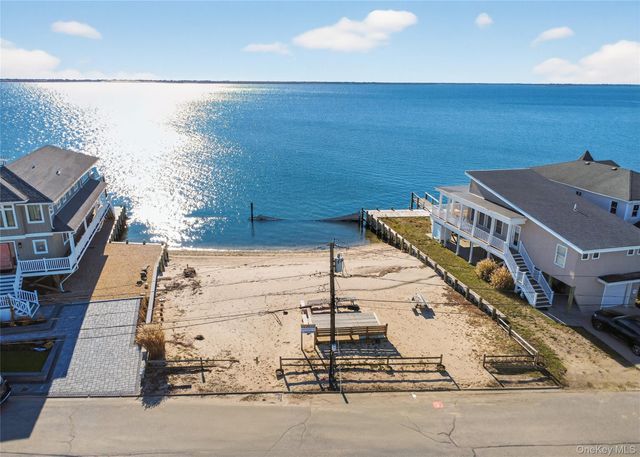 88 Bayview Avenue W, Lindenhurst, NY 11757