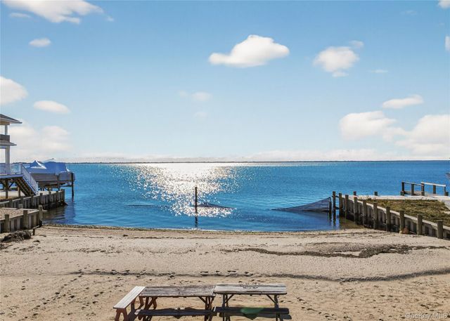 88 Bayview Avenue W, Lindenhurst, NY 11757