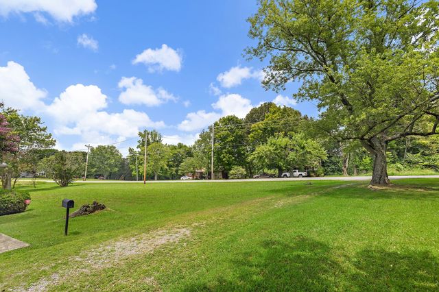 921 Yellow Creek Rd, Dickson, TN 37055