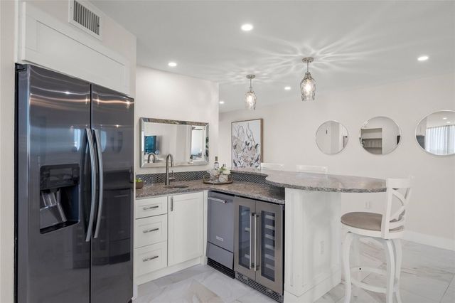 5880 MIDNIGHT PASS ROAD 511, Sarasota, FL 34242