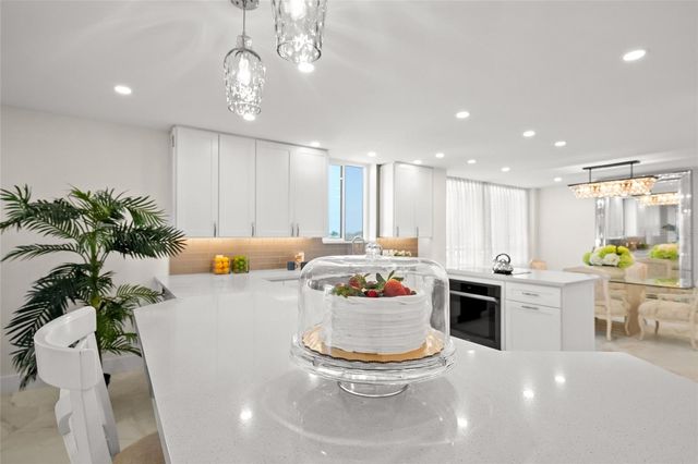 5880 MIDNIGHT PASS ROAD 511, Sarasota, FL 34242