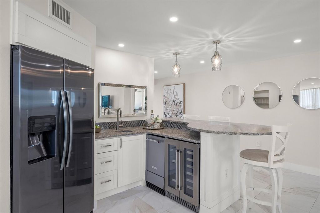 Image 19 of property listing at 5880 MIDNIGHT PASS ROAD 511, Sarasota, FL 34242