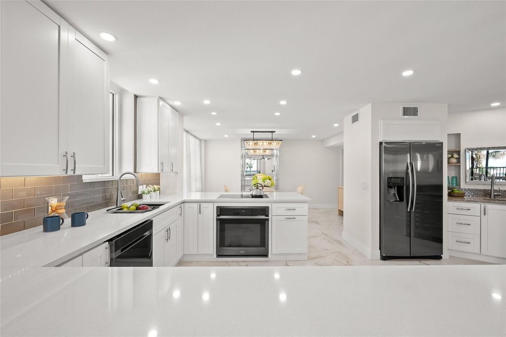 Image 3 of property listing at 5880 MIDNIGHT PASS ROAD 511, Sarasota, FL 34242