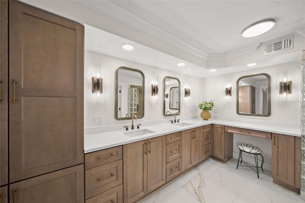 Image 43 of property listing at 5880 MIDNIGHT PASS ROAD 511, Sarasota, FL 34242