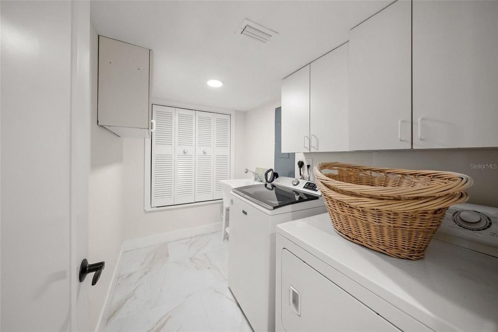 Image 49 of property listing at 5880 MIDNIGHT PASS ROAD 511, Sarasota, FL 34242