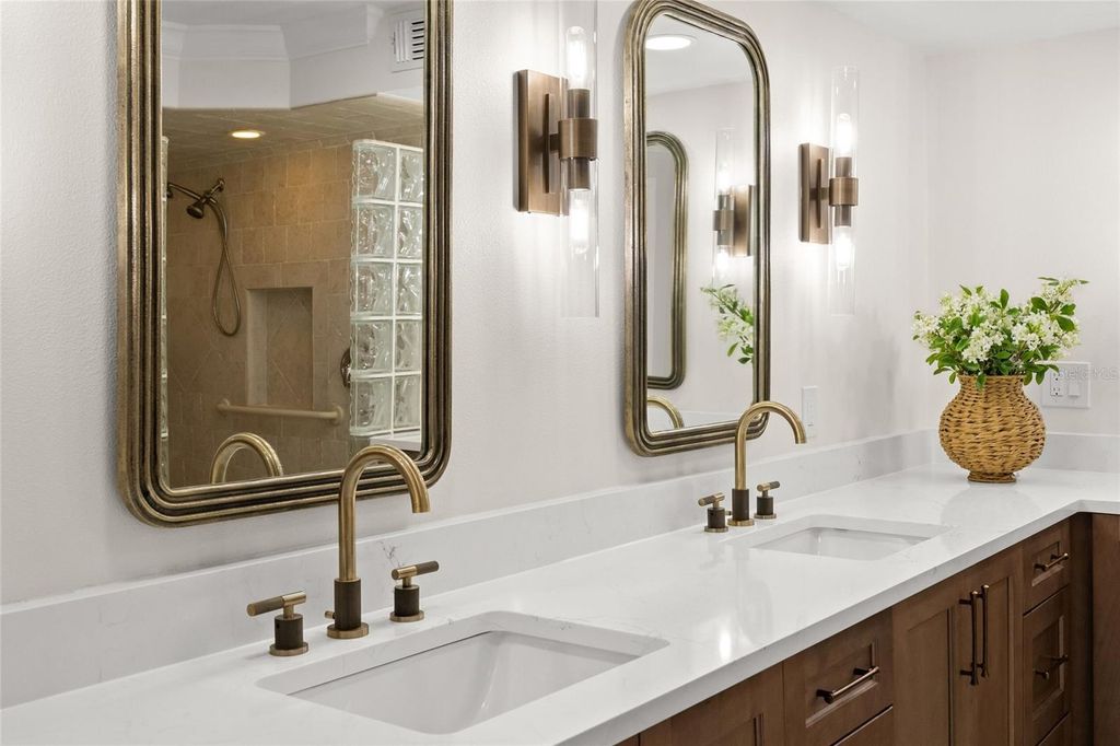 Image 6 of property listing at 5880 MIDNIGHT PASS ROAD 511, Sarasota, FL 34242