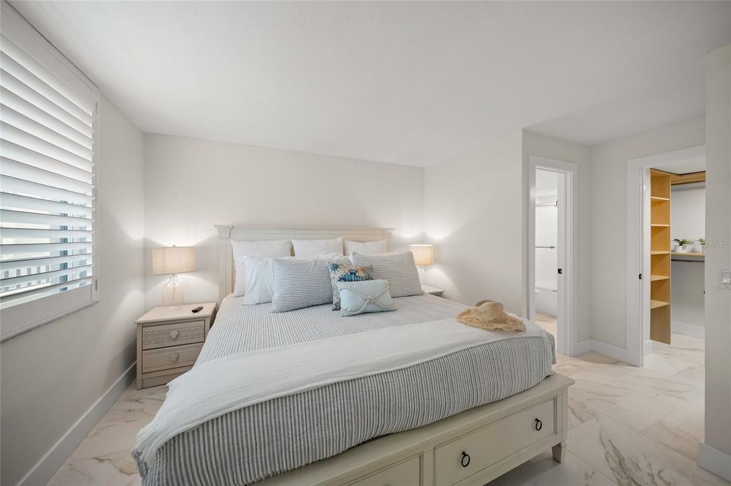 Image 51 of property listing at 5880 MIDNIGHT PASS ROAD 511, Sarasota, FL 34242