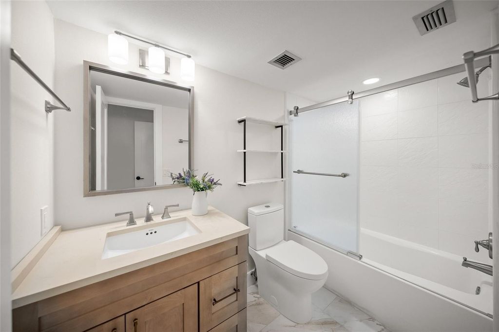 Image 53 of property listing at 5880 MIDNIGHT PASS ROAD 511, Sarasota, FL 34242