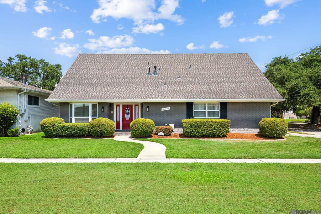 5001 Avron Dr, Metairie, LA 70006