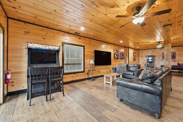 1110 Laddie Buck Lane, Gatlinburg, TN 37738