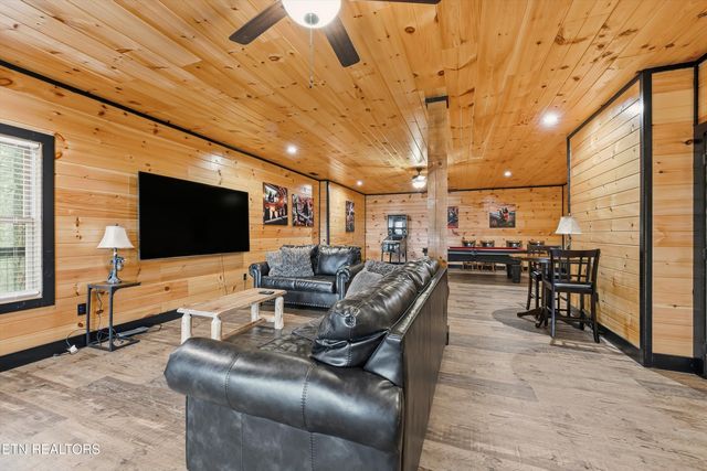 1110 Laddie Buck Lane, Gatlinburg, TN 37738