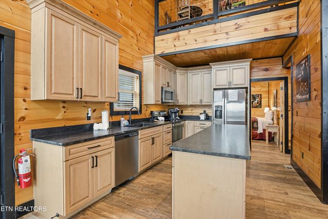 1110 Laddie Buck Lane, Gatlinburg, TN 37738