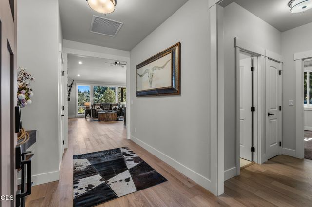 8293 Vireo Court, Redmond, OR 97756