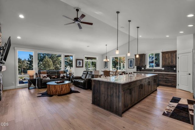 8293 Vireo Court, Redmond, OR 97756