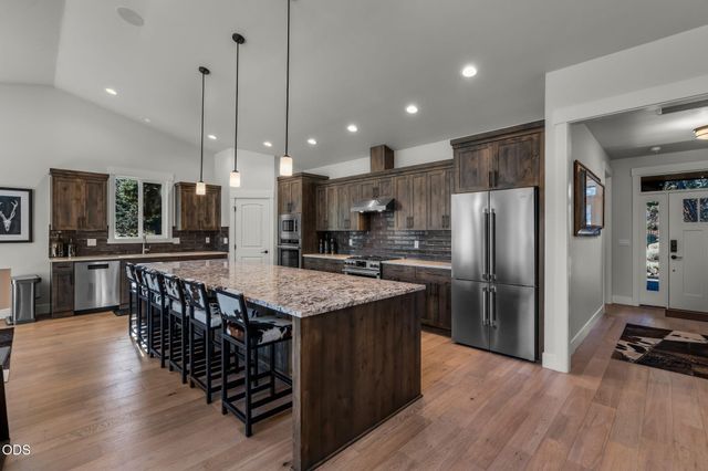 8293 Vireo Court, Redmond, OR 97756