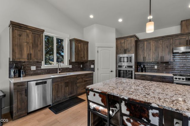 8293 Vireo Court, Redmond, OR 97756
