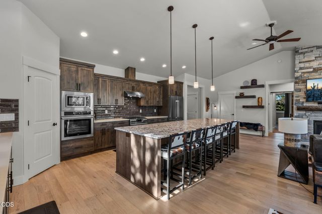 8293 Vireo Court, Redmond, OR 97756