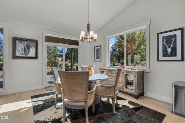 8293 Vireo Court, Redmond, OR 97756