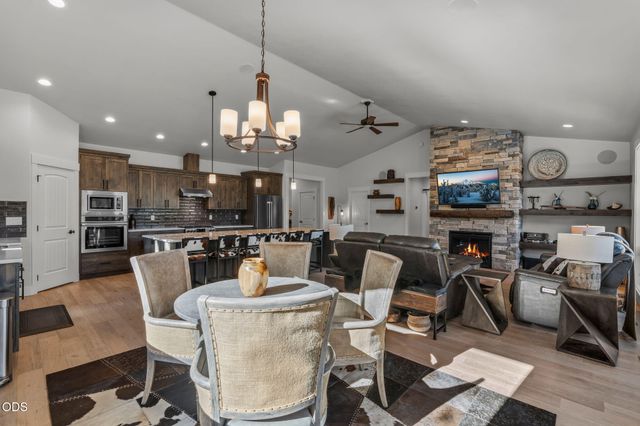 8293 Vireo Court, Redmond, OR 97756