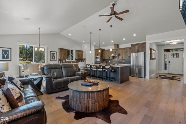 8293 Vireo Court, Redmond, OR 97756