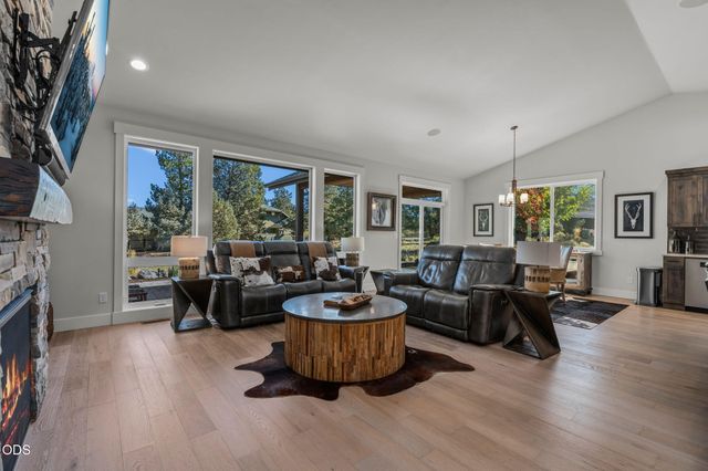 8293 Vireo Court, Redmond, OR 97756
