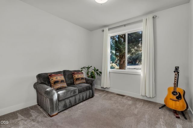 8293 Vireo Court, Redmond, OR 97756