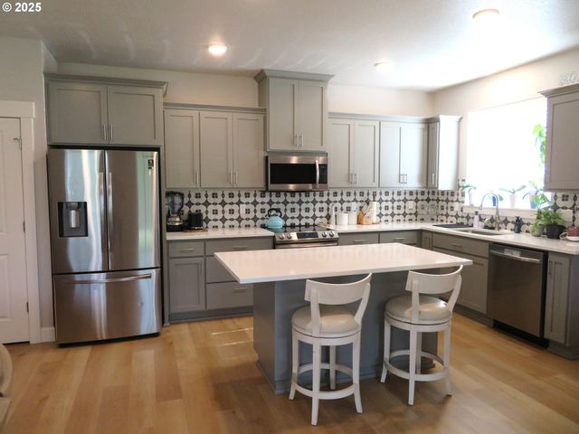 439 Nw GARIBALDI St, Hillsboro, OR 97124