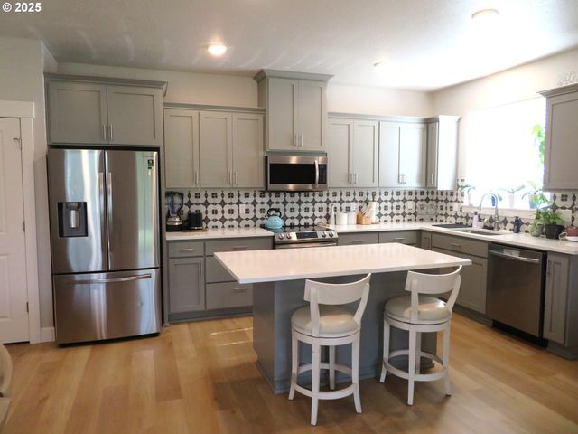 439 Nw GARIBALDI St, Hillsboro, OR 97124