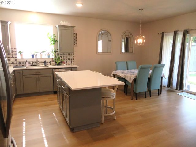 439 Nw GARIBALDI St, Hillsboro, OR 97124