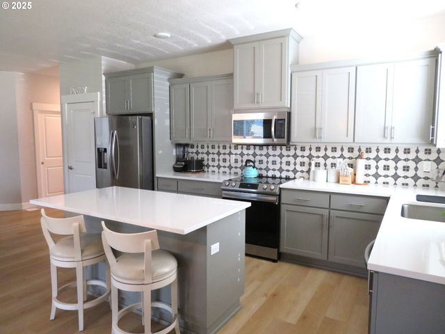 439 Nw GARIBALDI St, Hillsboro, OR 97124