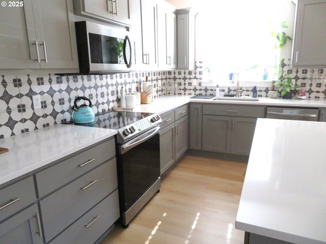 439 Nw GARIBALDI St, Hillsboro, OR 97124