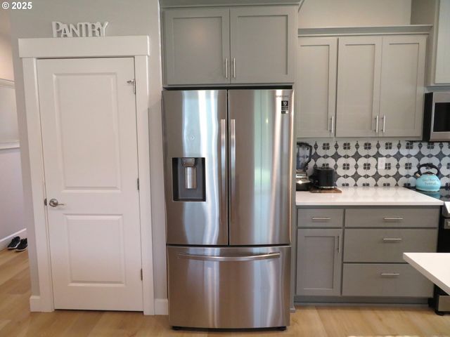 439 Nw GARIBALDI St, Hillsboro, OR 97124