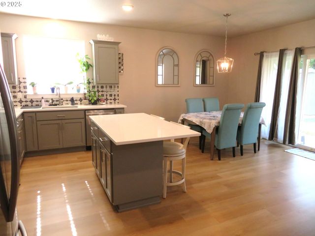 439 Nw GARIBALDI St, Hillsboro, OR 97124