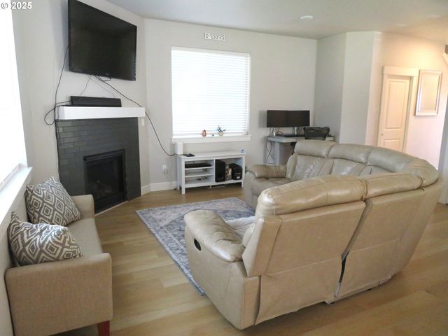 439 Nw GARIBALDI St, Hillsboro, OR 97124