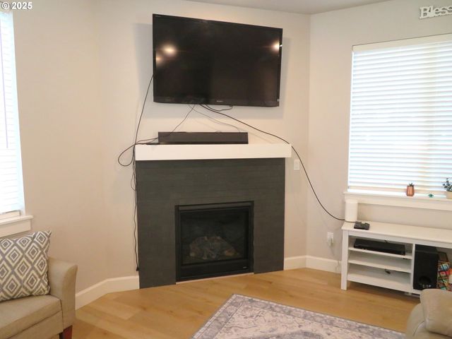 439 Nw GARIBALDI St, Hillsboro, OR 97124