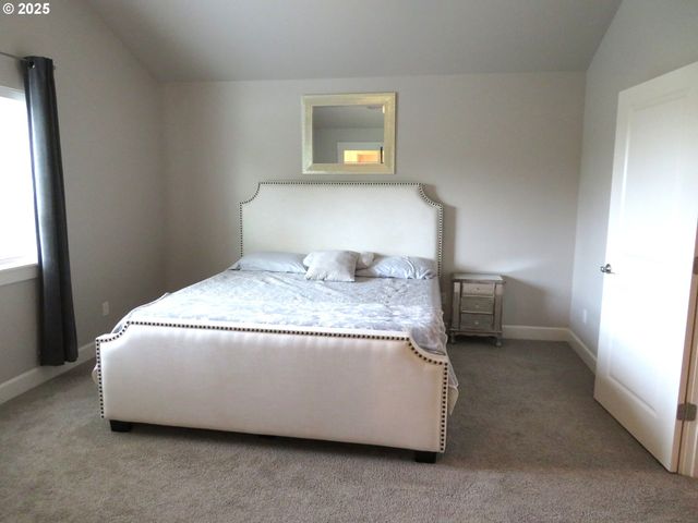 439 Nw GARIBALDI St, Hillsboro, OR 97124