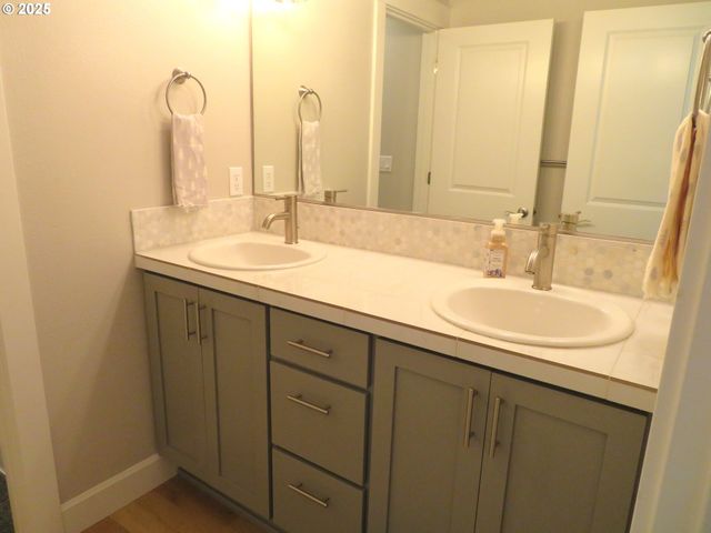 439 Nw GARIBALDI St, Hillsboro, OR 97124