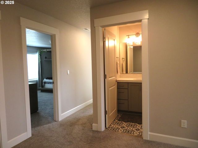 439 Nw GARIBALDI St, Hillsboro, OR 97124