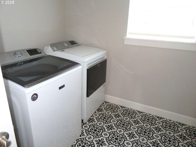 439 Nw GARIBALDI St, Hillsboro, OR 97124