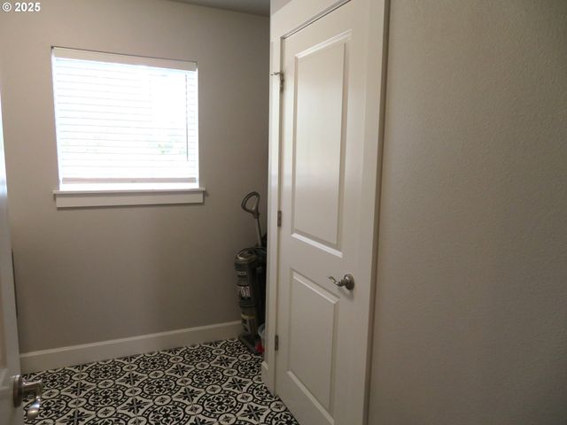 439 Nw GARIBALDI St, Hillsboro, OR 97124