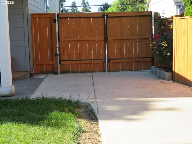 439 Nw GARIBALDI St, Hillsboro, OR 97124